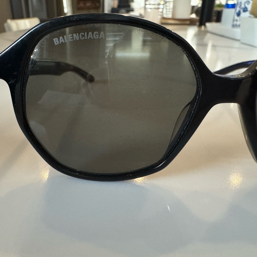 Balenciaga Oversized Round
Acetate Sunglasses - Picture 5 of 9